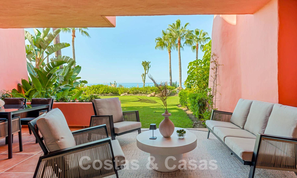 Apartamento con jardín en venta con vistas abiertas al mar en un emblemático complejo de playa en la Nueva Milla de Oro entre San Pedro y Estepona 57934