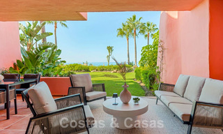 Apartamento con jardín en venta con vistas abiertas al mar en un emblemático complejo de playa en la Nueva Milla de Oro entre San Pedro y Estepona 57934 