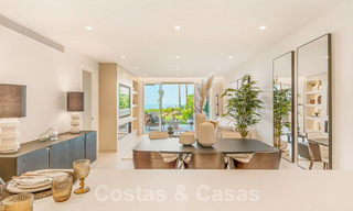 Apartamento con jardín en venta con vistas abiertas al mar en un emblemático complejo de playa en la Nueva Milla de Oro entre San Pedro y Estepona 57936 