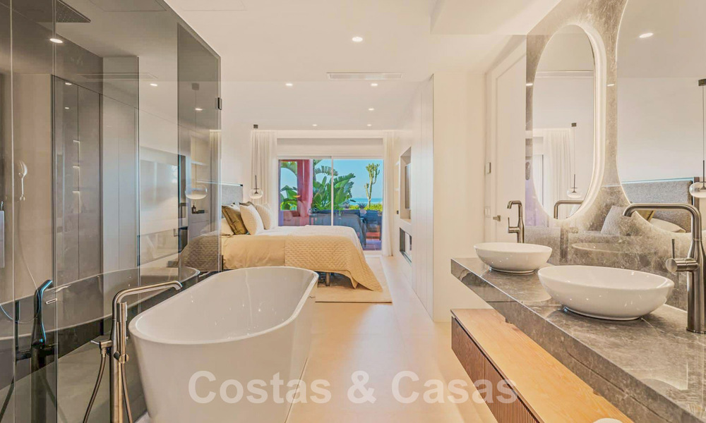 Apartamento con jardín en venta con vistas abiertas al mar en un emblemático complejo de playa en la Nueva Milla de Oro entre San Pedro y Estepona 57940