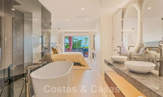 Apartamento con jardín en venta con vistas abiertas al mar en un emblemático complejo de playa en la Nueva Milla de Oro entre San Pedro y Estepona 57940 