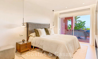 Apartamento con jardín en venta con vistas abiertas al mar en un emblemático complejo de playa en la Nueva Milla de Oro entre San Pedro y Estepona 57941 