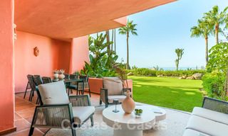 Apartamento con jardín en venta con vistas abiertas al mar en un emblemático complejo de playa en la Nueva Milla de Oro entre San Pedro y Estepona 57945 