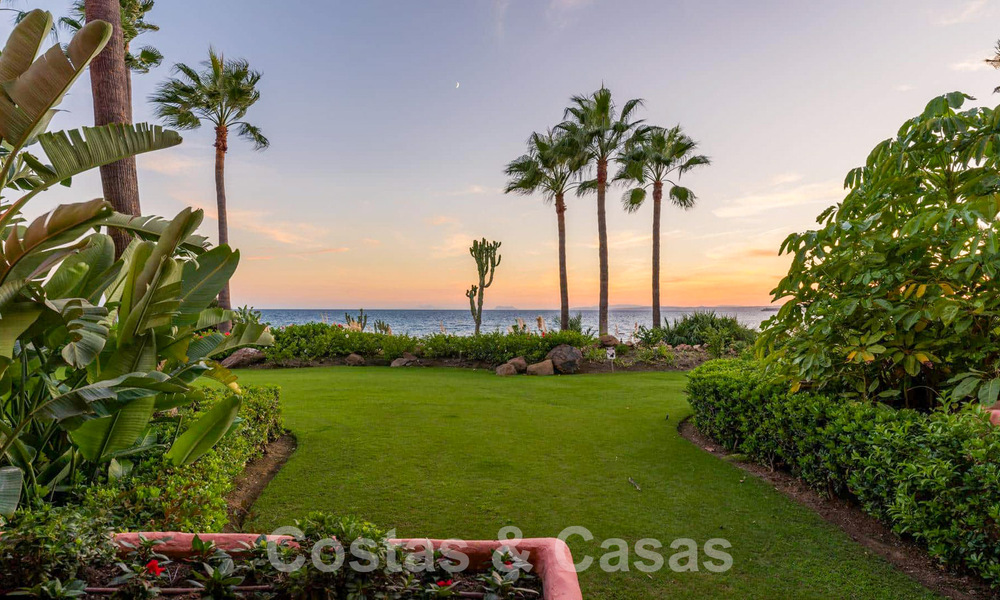 Apartamento con jardín en venta con vistas abiertas al mar en un emblemático complejo de playa en la Nueva Milla de Oro entre San Pedro y Estepona 57946