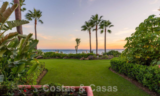 Apartamento con jardín en venta con vistas abiertas al mar en un emblemático complejo de playa en la Nueva Milla de Oro entre San Pedro y Estepona 57946 
