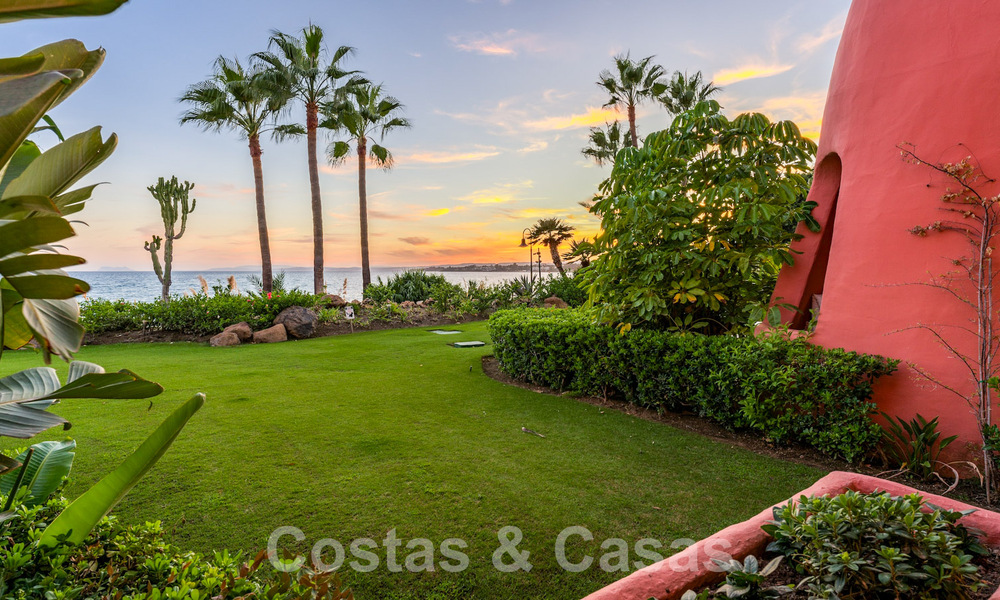 Apartamento con jardín en venta con vistas abiertas al mar en un emblemático complejo de playa en la Nueva Milla de Oro entre San Pedro y Estepona 57947