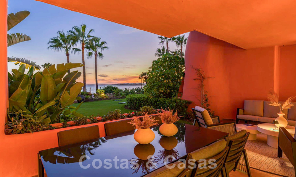 Apartamento con jardín en venta con vistas abiertas al mar en un emblemático complejo de playa en la Nueva Milla de Oro entre San Pedro y Estepona 57957