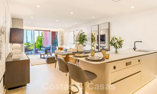 Apartamento con jardín en venta con vistas abiertas al mar en un emblemático complejo de playa en la Nueva Milla de Oro entre San Pedro y Estepona 57960 