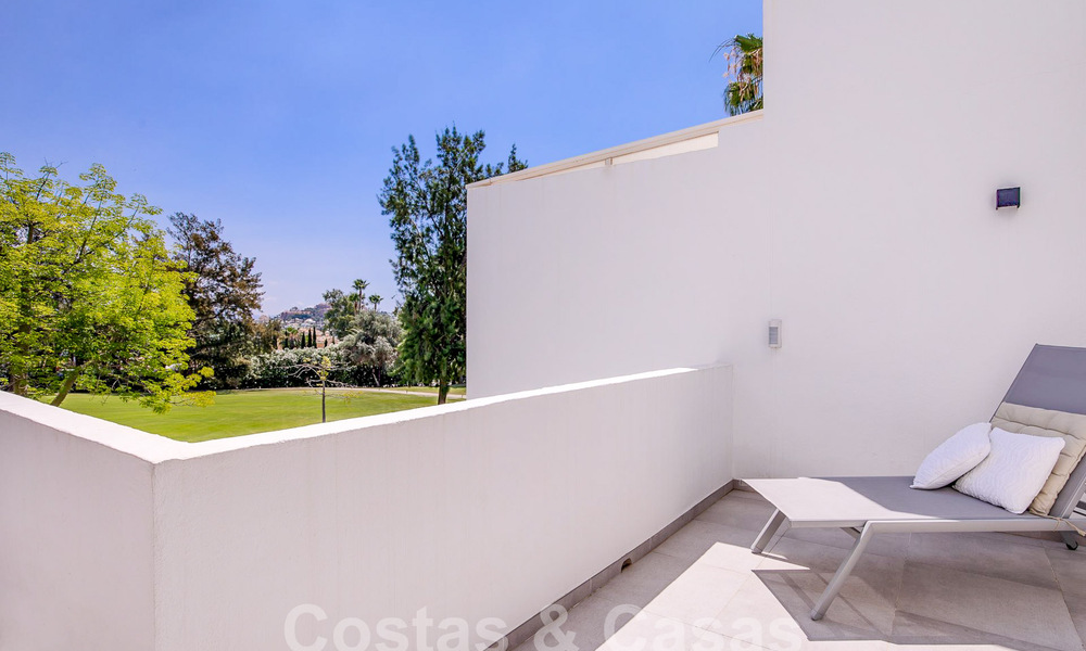 Amplia casa adosada en venta con vistas de 360°, junto a campo de golf en La Quinta golf resort, Marbella - Benahavis 57973