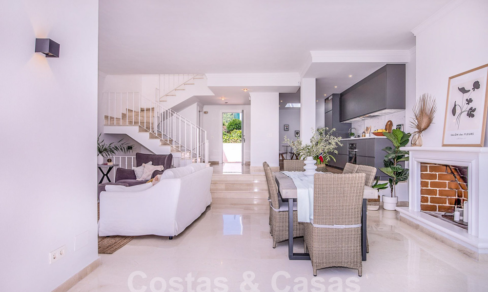 Amplia casa adosada en venta con vistas de 360°, junto a campo de golf en La Quinta golf resort, Marbella - Benahavis 57974