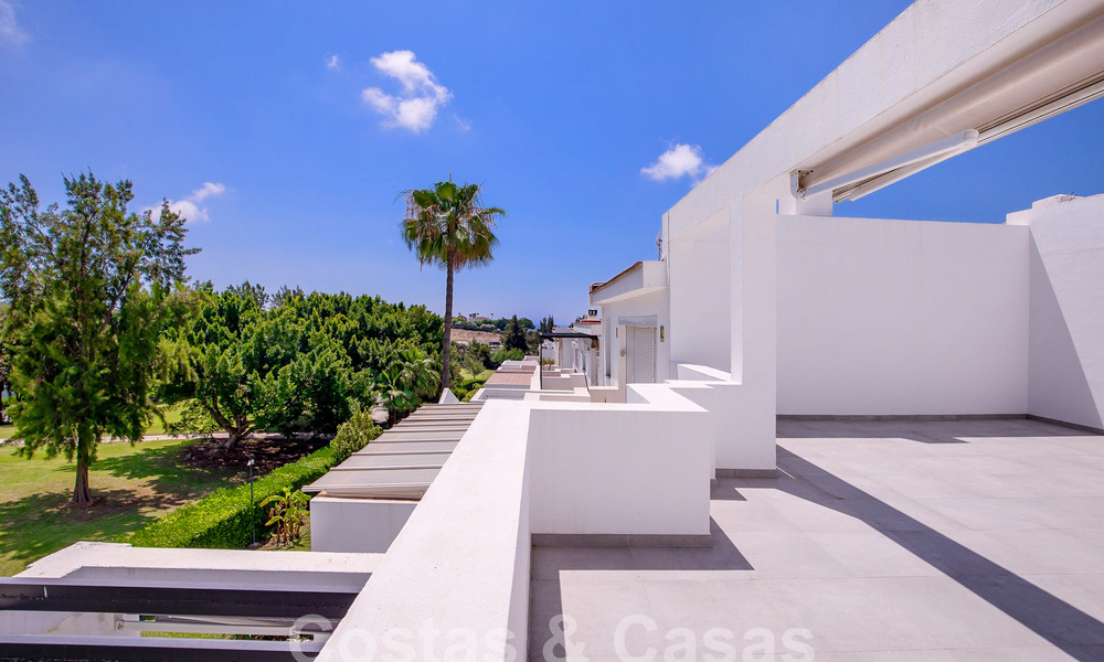 Amplia casa adosada en venta con vistas de 360°, junto a campo de golf en La Quinta golf resort, Marbella - Benahavis 57978