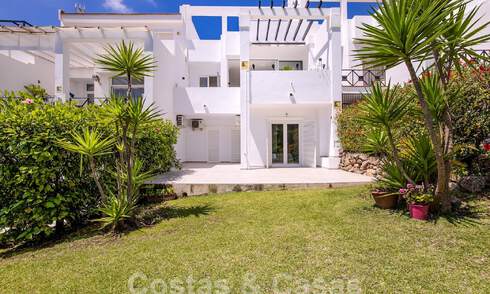 Amplia casa adosada en venta con vistas de 360°, junto a campo de golf en La Quinta golf resort, Marbella - Benahavis 57980