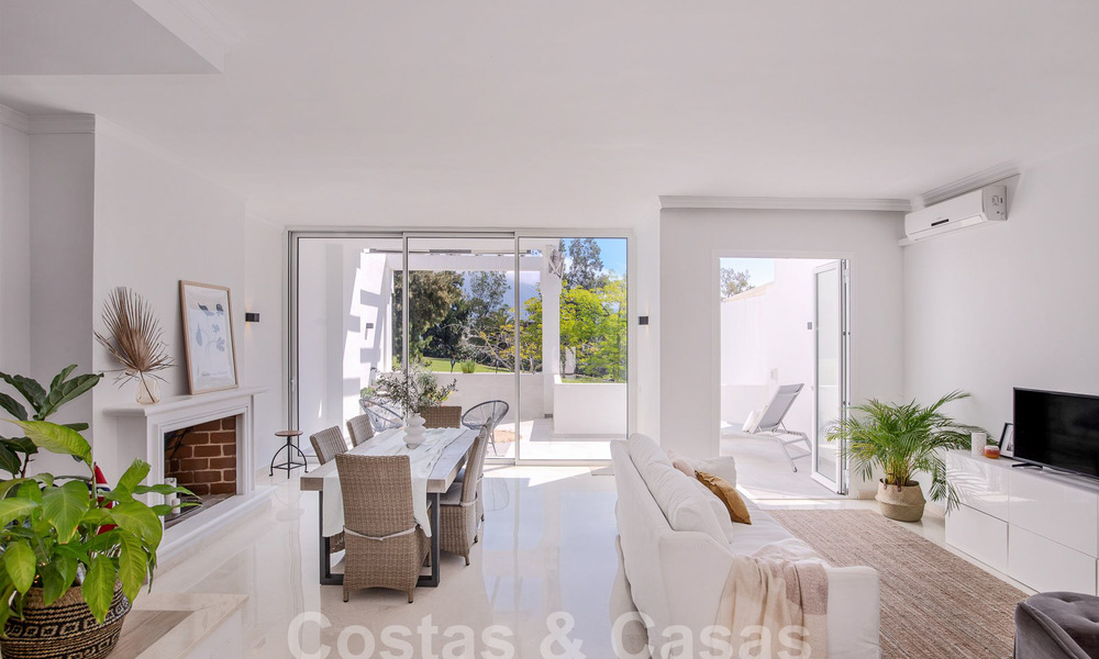 Amplia casa adosada en venta con vistas de 360°, junto a campo de golf en La Quinta golf resort, Marbella - Benahavis 57984