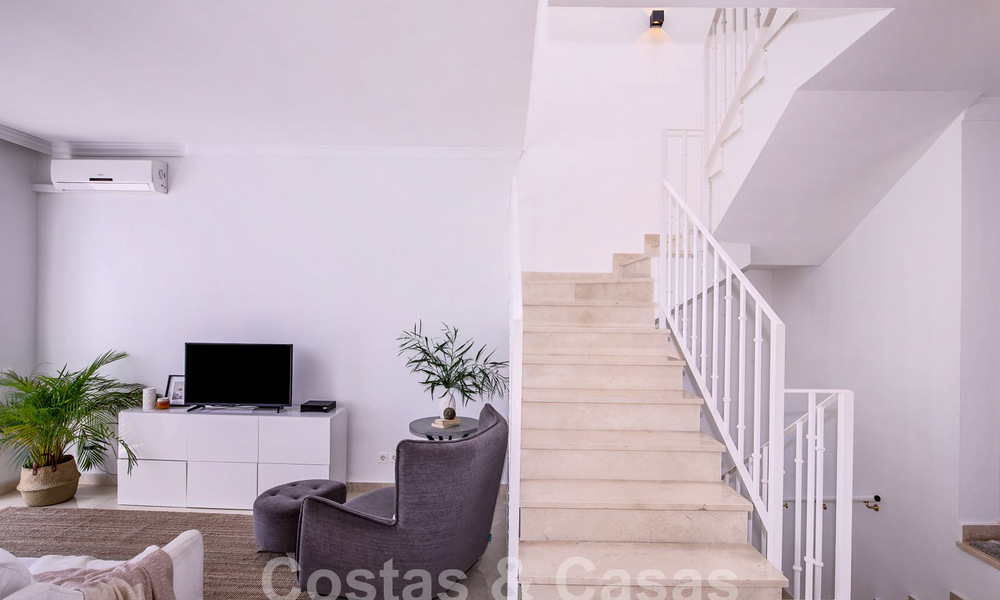 Amplia casa adosada en venta con vistas de 360°, junto a campo de golf en La Quinta golf resort, Marbella - Benahavis 57987