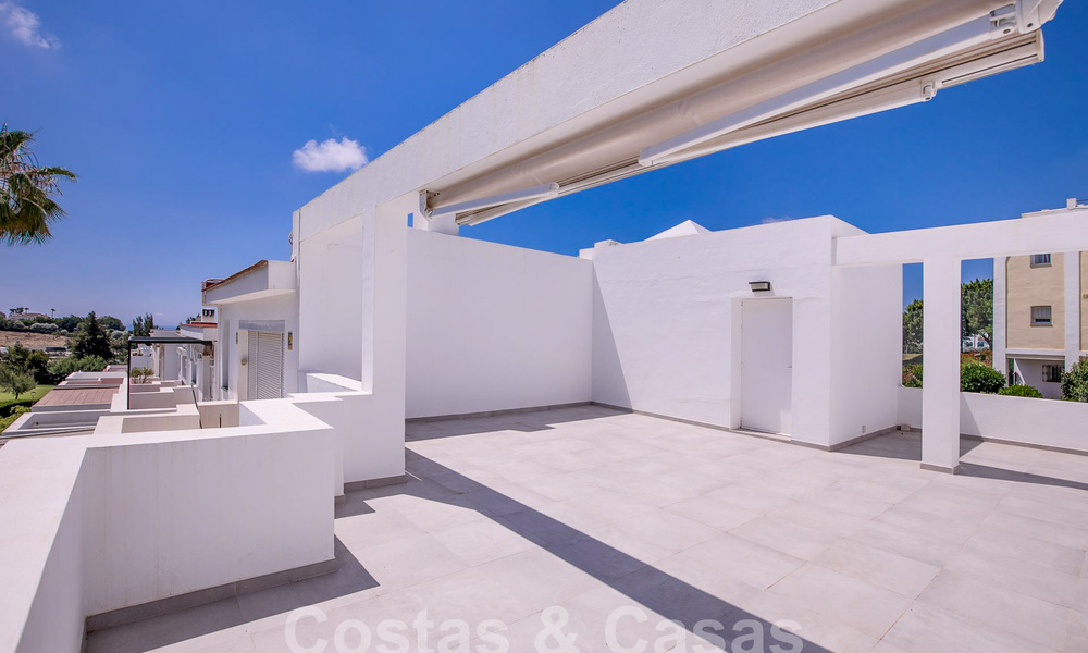 Amplia casa adosada en venta con vistas de 360°, junto a campo de golf en La Quinta golf resort, Marbella - Benahavis 57988