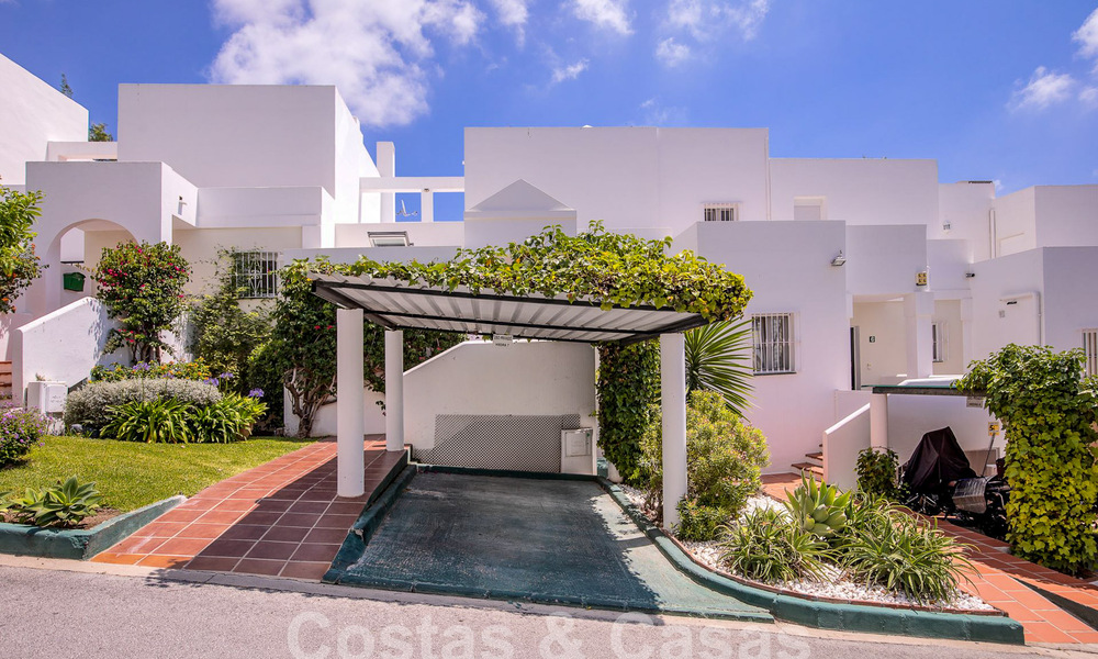 Amplia casa adosada en venta con vistas de 360°, junto a campo de golf en La Quinta golf resort, Marbella - Benahavis 58000
