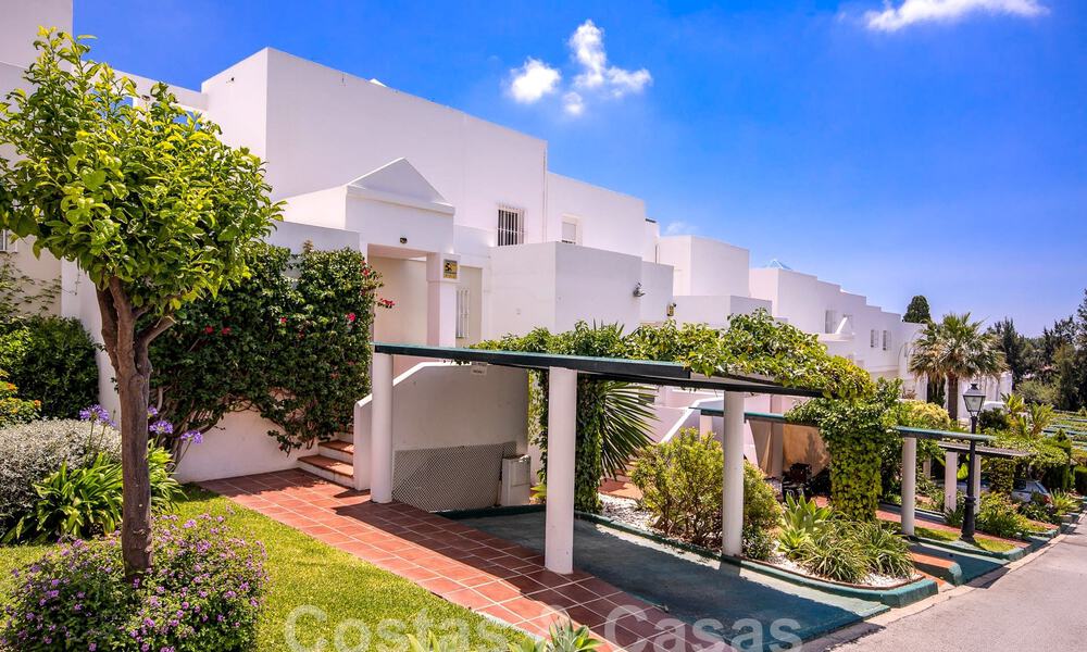 Amplia casa adosada en venta con vistas de 360°, junto a campo de golf en La Quinta golf resort, Marbella - Benahavis 58001