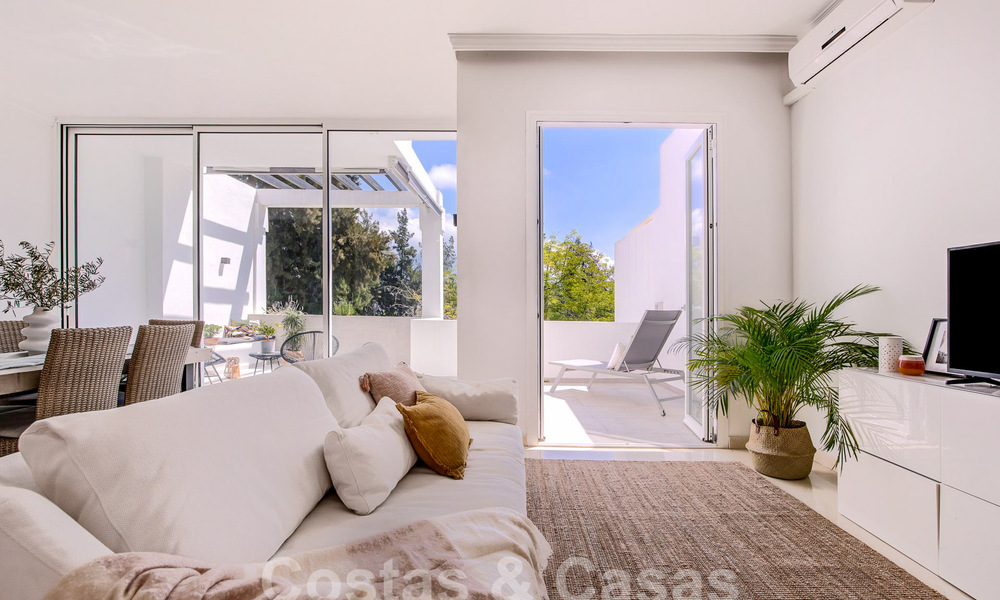 Amplia casa adosada en venta con vistas de 360°, junto a campo de golf en La Quinta golf resort, Marbella - Benahavis 58003