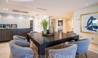 Lujoso apartamento en venta con piscina privada en complejo de alto standing en Nueva Andalucia, Marbella 58059 
