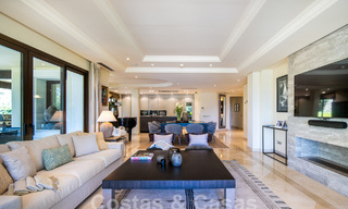 Lujoso apartamento en venta con piscina privada en complejo de alto standing en Nueva Andalucia, Marbella 58060 