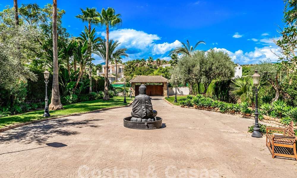 Villa de lujo con arquitectura tradicional en venta, situada en primera línea de golf en Nueva Andalucia, Marbella 58125