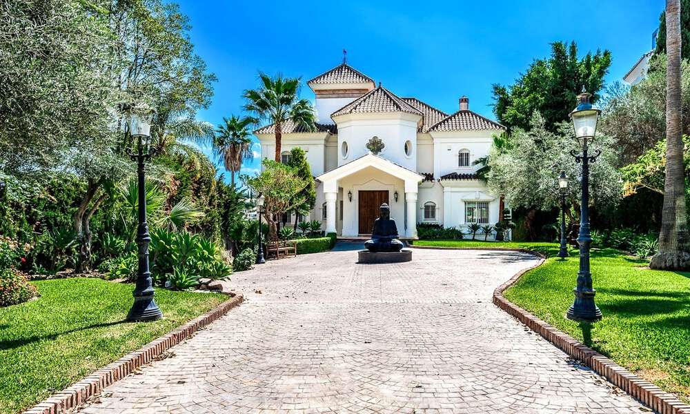 Villa de lujo con arquitectura tradicional en venta, situada en primera línea de golf en Nueva Andalucia, Marbella 58126