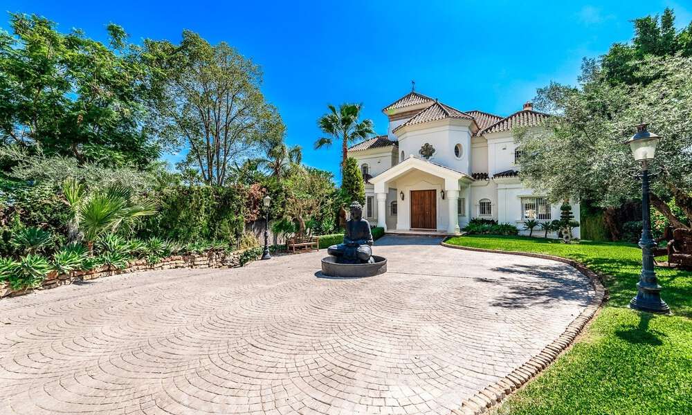 Villa de lujo con arquitectura tradicional en venta, situada en primera línea de golf en Nueva Andalucia, Marbella 58127