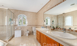 Villa de lujo con arquitectura tradicional en venta, situada en primera línea de golf en Nueva Andalucia, Marbella 58129 