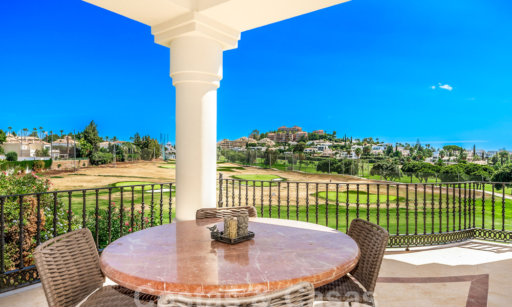 Villa de lujo con arquitectura tradicional en venta, situada en primera línea de golf en Nueva Andalucia, Marbella 58131