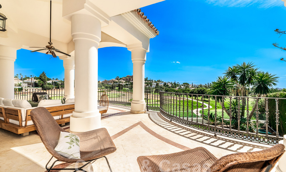 Villa de lujo con arquitectura tradicional en venta, situada en primera línea de golf en Nueva Andalucia, Marbella 58132