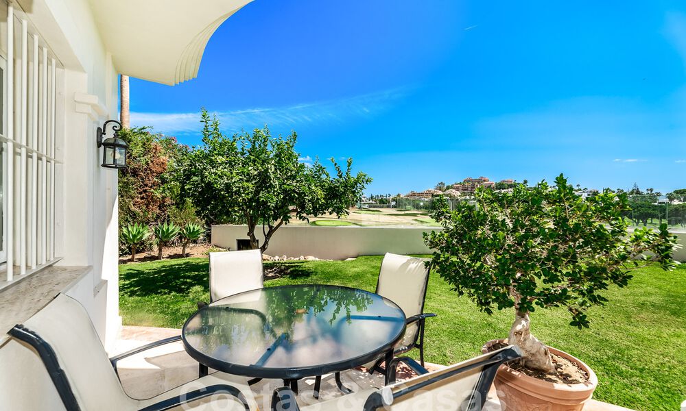 Villa de lujo con arquitectura tradicional en venta, situada en primera línea de golf en Nueva Andalucia, Marbella 58136
