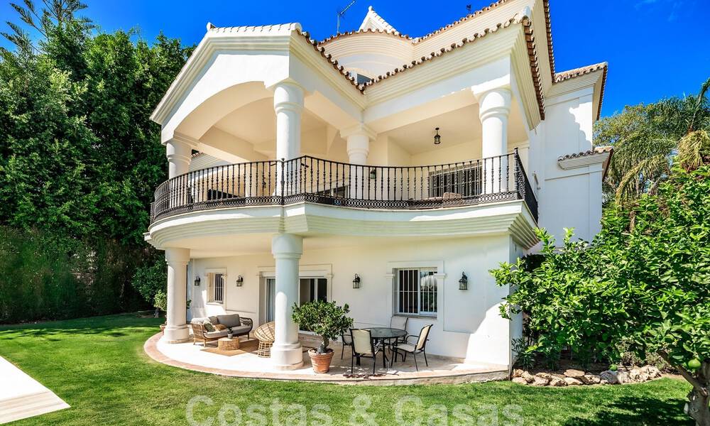 Villa de lujo con arquitectura tradicional en venta, situada en primera línea de golf en Nueva Andalucia, Marbella 58138