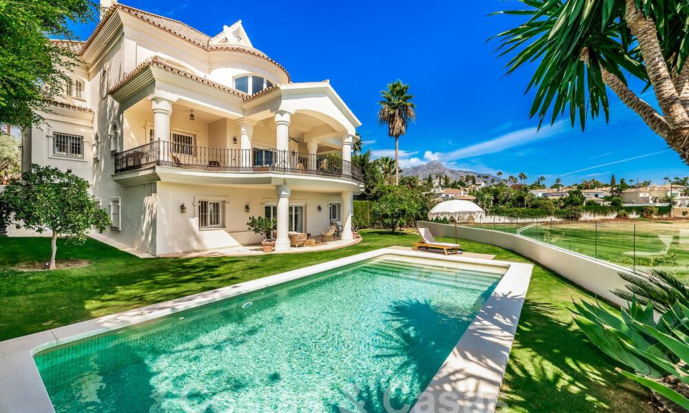 Villa de lujo con arquitectura tradicional en venta, situada en primera línea de golf en Nueva Andalucia, Marbella 58139