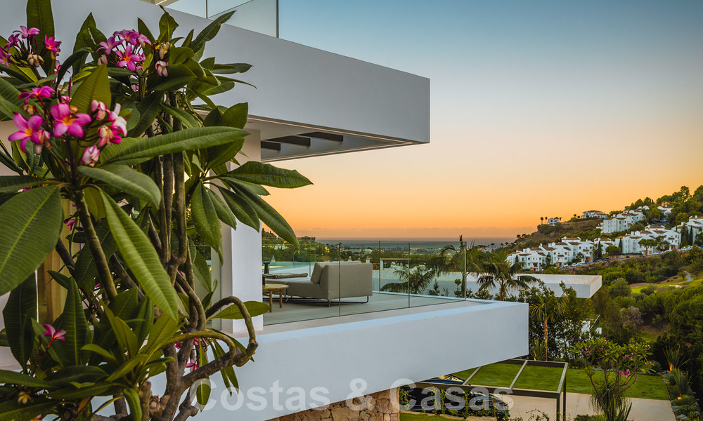 Villa de lujo de diseño en venta en exclusivo complejo cerrado en primera línea de golf con vistas panorámicas en La Quinta, Marbella - Benahavis 59075