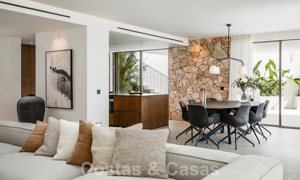 Villa de lujo de diseño en venta en exclusivo complejo cerrado en primera línea de golf con vistas panorámicas en La Quinta, Marbella - Benahavis 59086