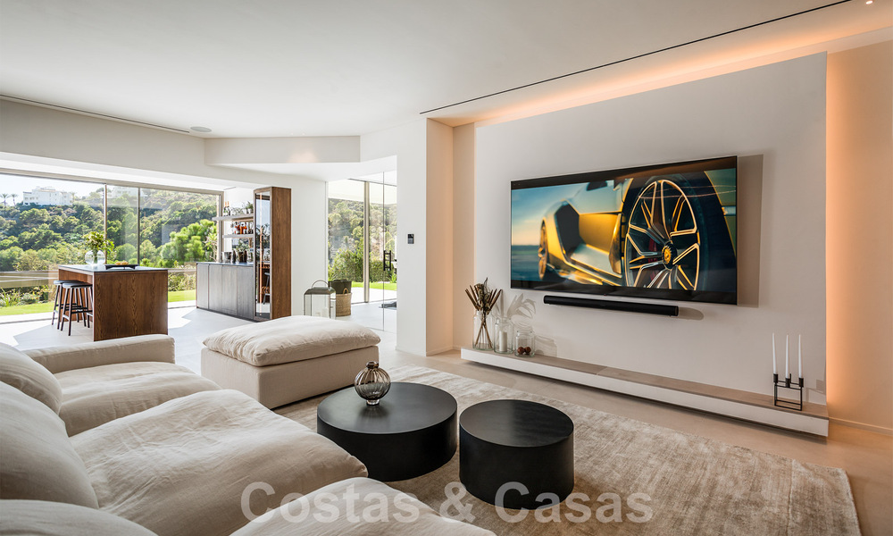 Villa de lujo de diseño en venta en exclusivo complejo cerrado en primera línea de golf con vistas panorámicas en La Quinta, Marbella - Benahavis 59092