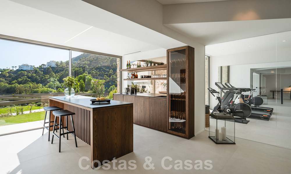 Villa de lujo de diseño en venta en exclusivo complejo cerrado en primera línea de golf con vistas panorámicas en La Quinta, Marbella - Benahavis 59093