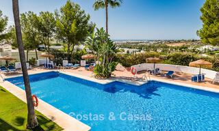 Encantador apartamento con jardín en venta en un complejo residencial privilegiado en La Quinta, Marbella – Benahavis 58579 