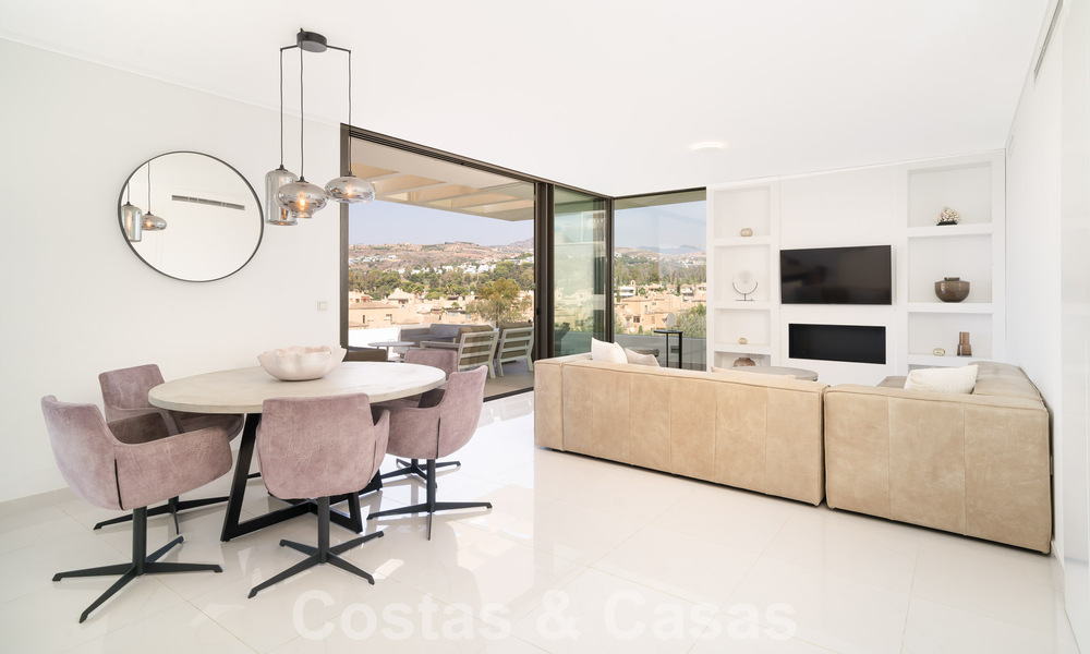 Moderno ático de diseño con amplio solárium en venta en la Nueva Milla de Oro entre Marbella y Estepona 58788