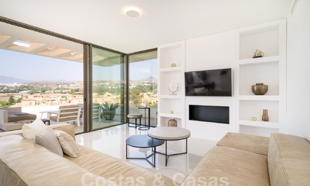 Moderno ático de diseño con amplio solárium en venta en la Nueva Milla de Oro entre Marbella y Estepona 58789