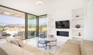 Moderno ático de diseño con amplio solárium en venta en la Nueva Milla de Oro entre Marbella y Estepona 58789 