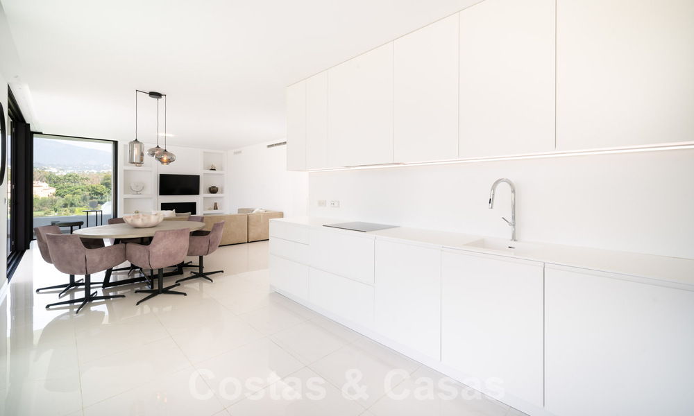 Moderno ático de diseño con amplio solárium en venta en la Nueva Milla de Oro entre Marbella y Estepona 58790