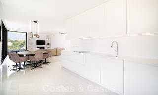 Moderno ático de diseño con amplio solárium en venta en la Nueva Milla de Oro entre Marbella y Estepona 58790 