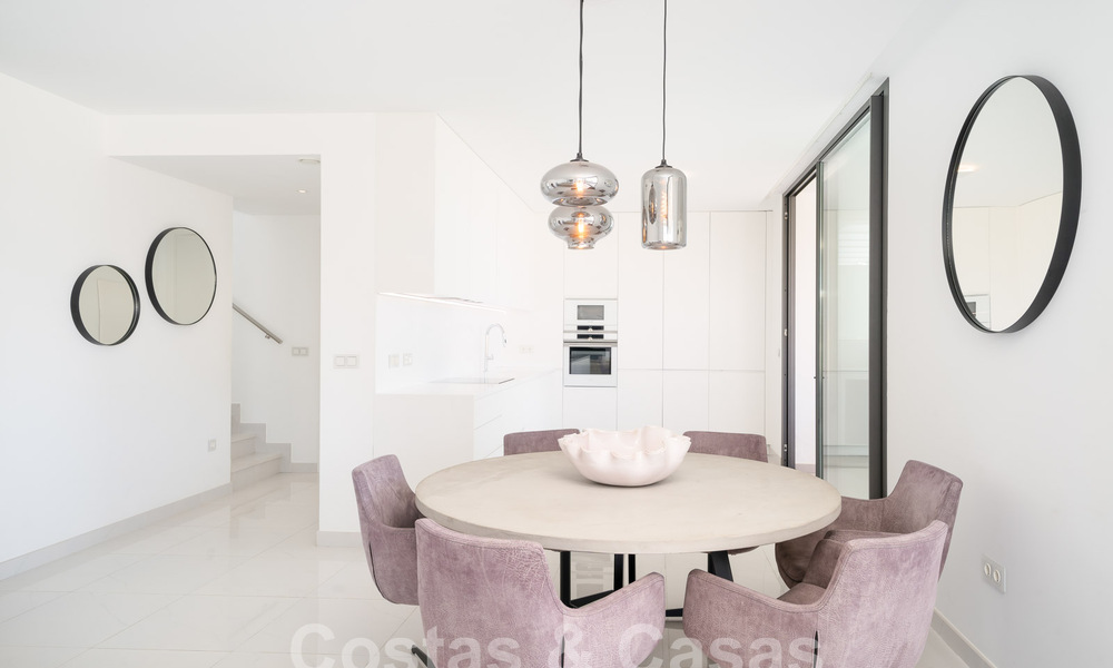 Moderno ático de diseño con amplio solárium en venta en la Nueva Milla de Oro entre Marbella y Estepona 58791