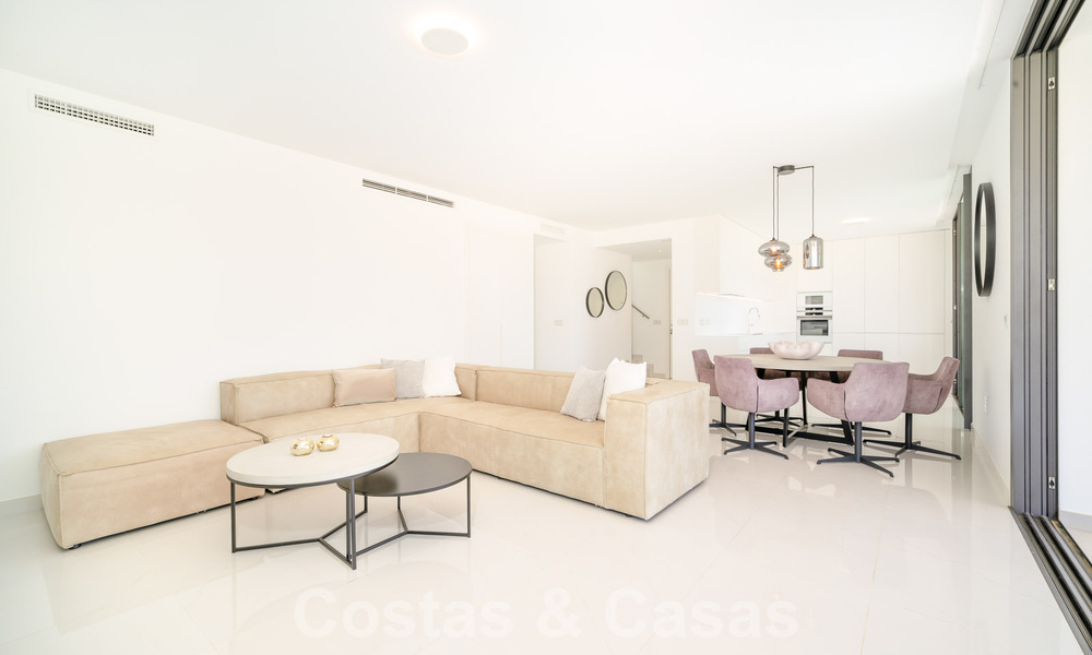 Moderno ático de diseño con amplio solárium en venta en la Nueva Milla de Oro entre Marbella y Estepona 58792