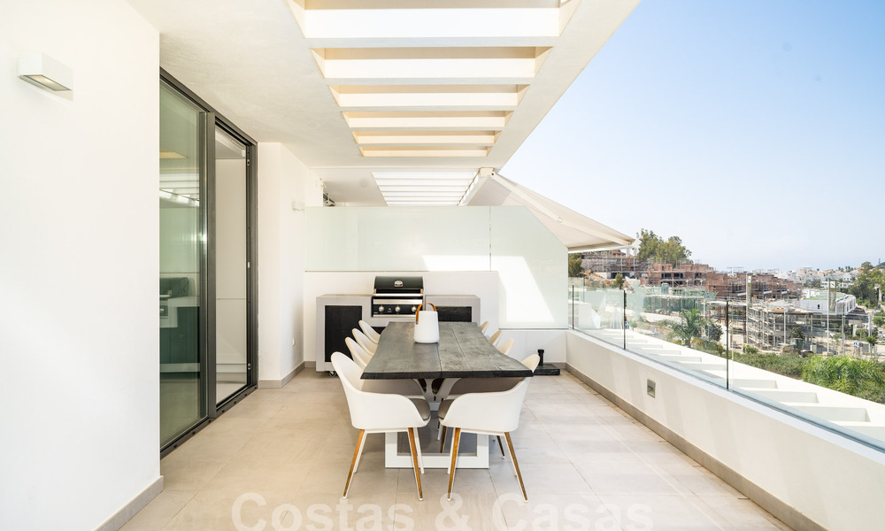 Moderno ático de diseño con amplio solárium en venta en la Nueva Milla de Oro entre Marbella y Estepona 58793