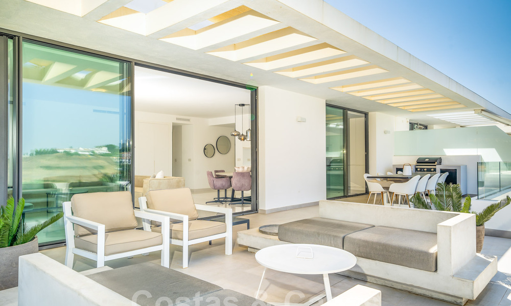 Moderno ático de diseño con amplio solárium en venta en la Nueva Milla de Oro entre Marbella y Estepona 58794