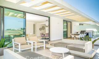 Moderno ático de diseño con amplio solárium en venta en la Nueva Milla de Oro entre Marbella y Estepona 58794 