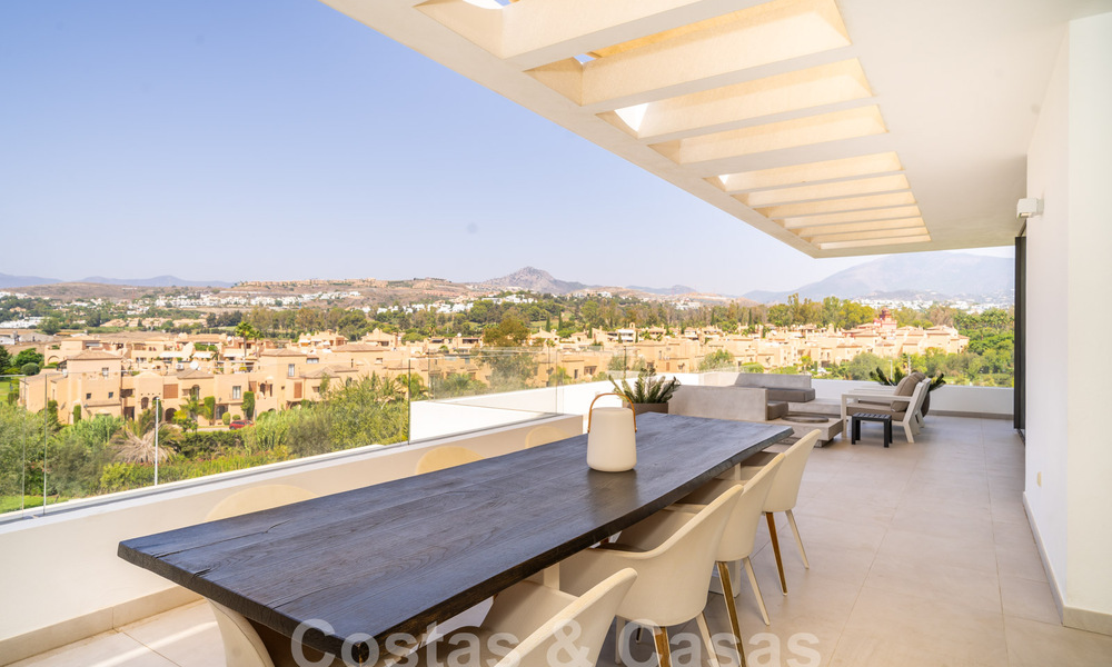 Moderno ático de diseño con amplio solárium en venta en la Nueva Milla de Oro entre Marbella y Estepona 58795