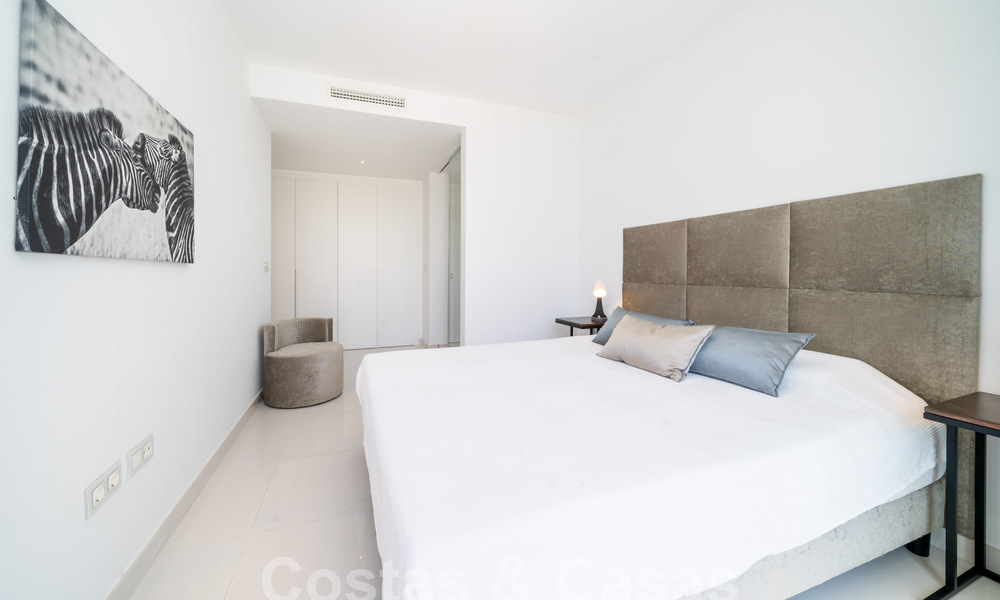 Moderno ático de diseño con amplio solárium en venta en la Nueva Milla de Oro entre Marbella y Estepona 58801